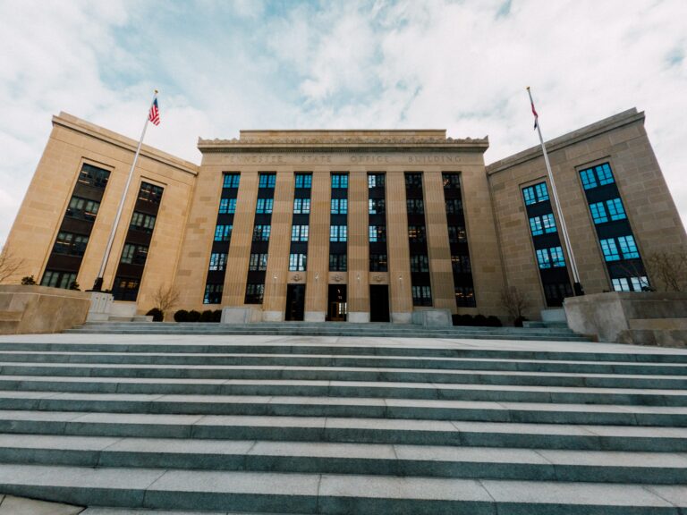 FED čeká zpomalování recese, stavební sektor se stabilizuje