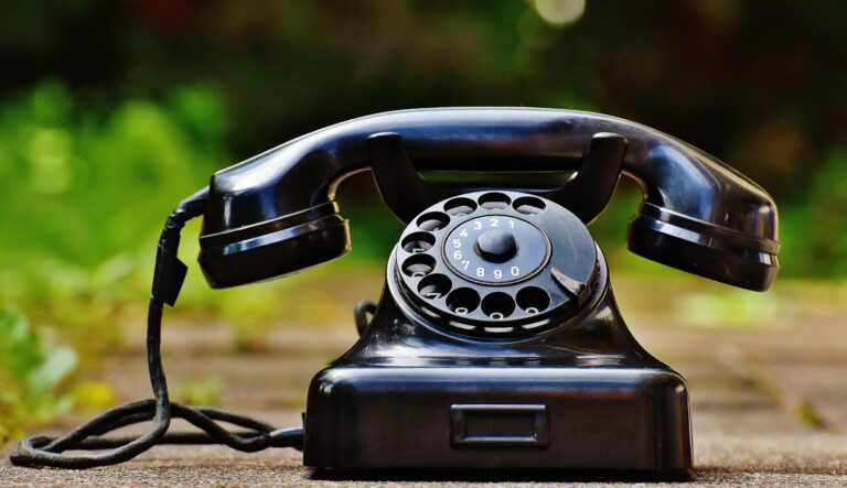 Stylový telefon, který v Tesle nikdy nevyrobili